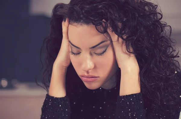 Benadrukt triest jonge huisvrouw zit in de moderne keuken — Stockfoto