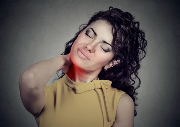 Πλάτη και τη σπονδυλική στήλη νόσο. Γυναίκα μασάζ επώδυνο λαιμό — Φωτογραφία Αρχείου