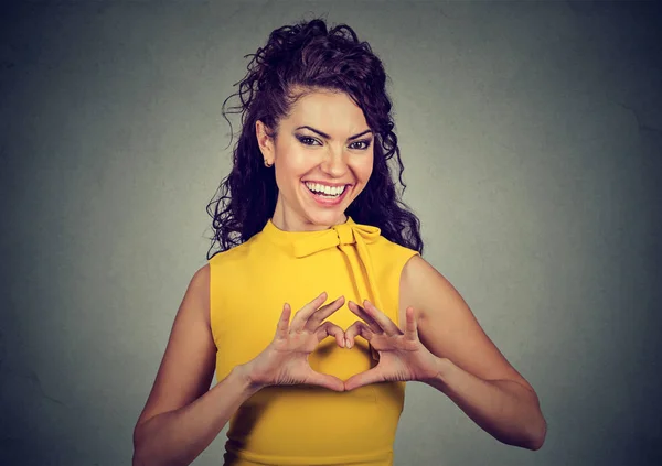 Glückliche Frau macht Herzzeichen mit Händen — Stockfoto