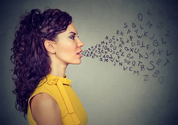 ребенок произносит звуки. человек с буквами изо рта. язык общения. буквы говорящий человек. гипотонусная дисфония.