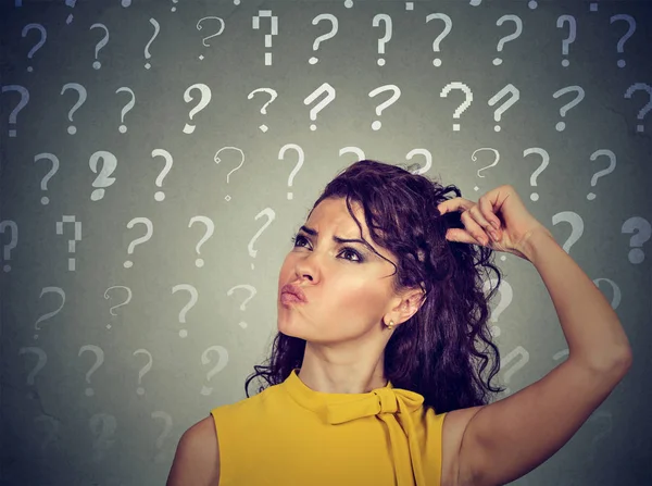 Confused thinking woman scratching head has many questions — Stock Photo, Image