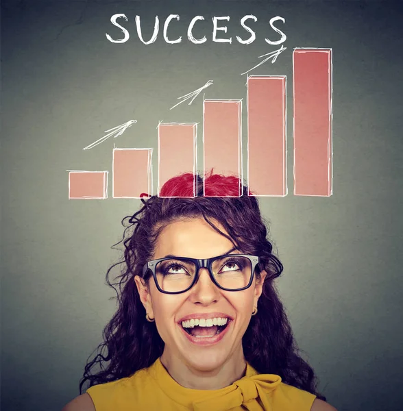 Gelukkig succesvolle vrouw kijken op groeiende grafiek — Stockfoto