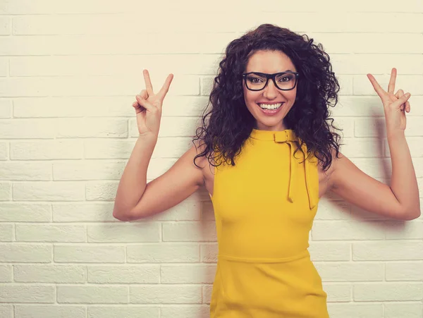 Felice, sorridente, fiduciosa, donna che dà la vittoria di pace, due gesti di segno — Foto Stock