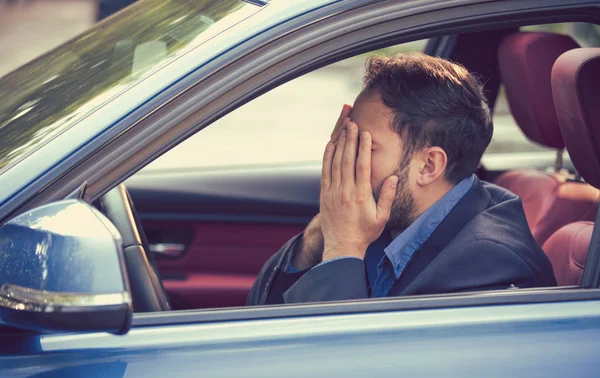 Чоловік сидить всередині своєї машини і відчуває стрес і засмучений — стокове фото