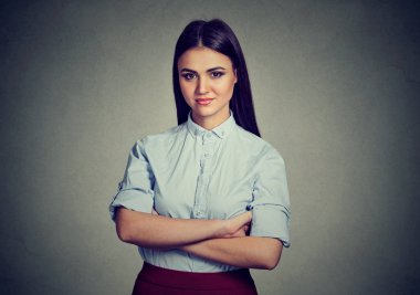 Çapraz kolları olan bir iş kadın portresi