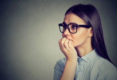 Tırnakları bir şey için özlem veya endişeli ısırma tereddüt kadın 