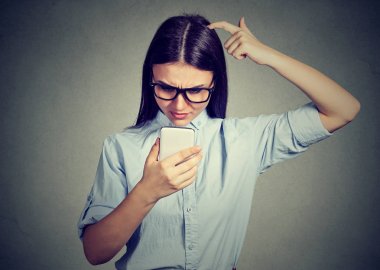 Having zahmetli ile smartphone clueless görünümlü kız. Karmaşık teknoloji kavramı 
