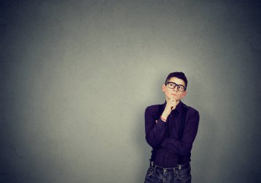 Adam bir duvar düşünme yaslanmış 