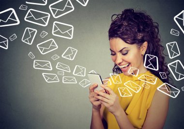 Kadın akıllı telefon e-posta simgeleri dışarı uçan iletileri gönderme meşgul 