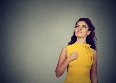 Süper kahraman kız. Kendine güvenen genç kadın 