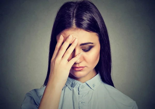 Närbild deprimerad ledsen kvinna som tittar ner lutande huvud å — Stockfoto