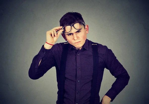 Srandovní, skeptický nevrlý mladý muž v brýlích — Stock fotografie