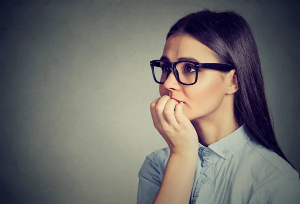 Aarzelend vrouw bijten vingernagels verlangen naar iets of angstig — Stockfoto