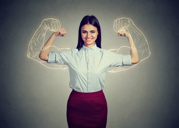 Kraftfull självsäkra kvinnan flexar sina muskler. — Stockfoto
