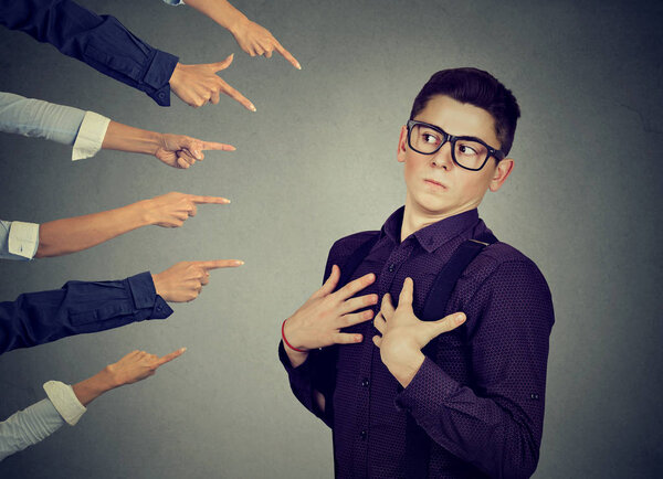 Обвинение. Беспокойный человек в отрицании судят люди, которые указывают пальцем на него
.