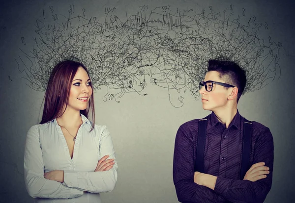 Mannen och kvinnan tittar på varandra utbyta med många tankar — Stockfoto