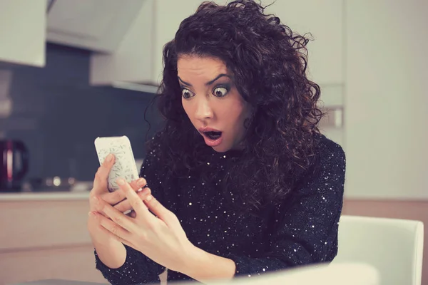 Divertido sorprendido mujer ansiosa mirando el teléfono viendo malas fotos mensaje — Foto de Stock