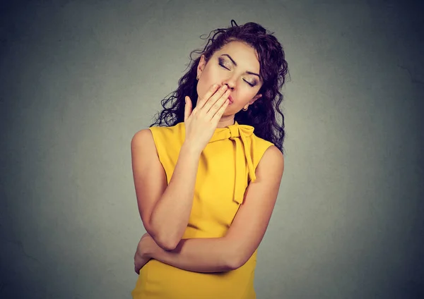 Schläfrige Frau mit weit geöffnetem Mund, gähnende Augen geschlossen, gelangweilt wirkend — Stockfoto