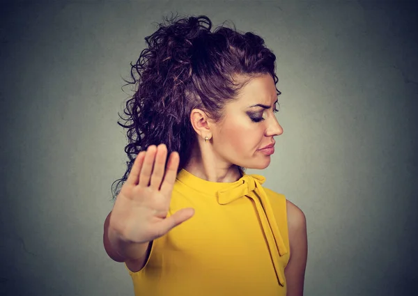 Infastidito donna arrabbiata con cattivo atteggiamento dando parlare di gesti mano — Foto Stock