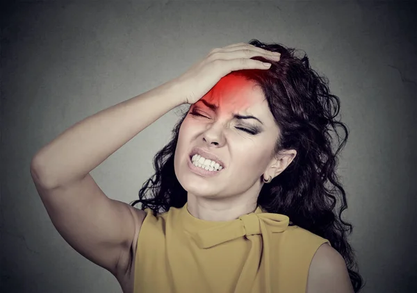 Mulher com dor de cabeça, estresse, insônia, ressaca com sotaque alerta vermelho — Fotografia de Stock