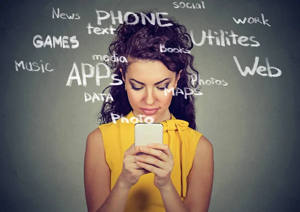 Retrato de primer plano usando un teléfono inteligente —  Fotos de Stock