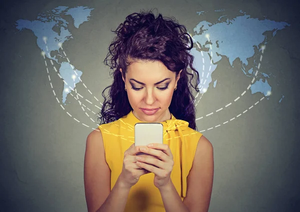 Γυναίκα χρησιμοποιώντας το smartphone συνδεθεί περιήγησης στο internet σε όλο τον κόσμο — Φωτογραφία Αρχείου