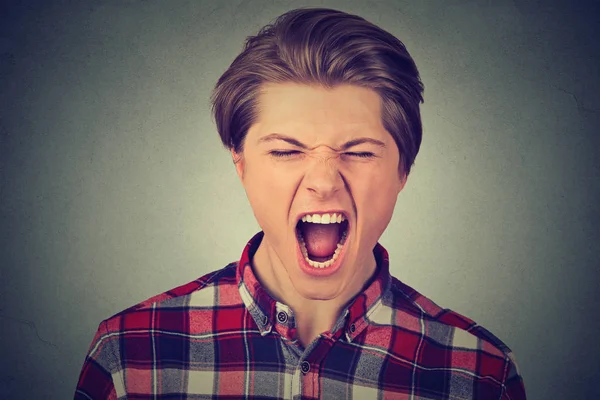 Retrato de cerca de un joven enojado gritando —  Fotos de Stock