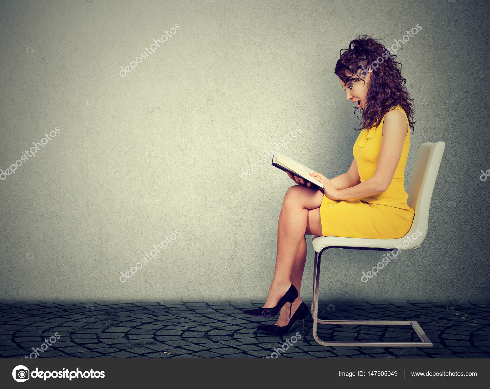 Девушка на стуле. Студент с ноутом. Зарыться в книгах. Фотосессия с книгой на стуле. Девушка с книгой рисунок на прозрачном фоне.