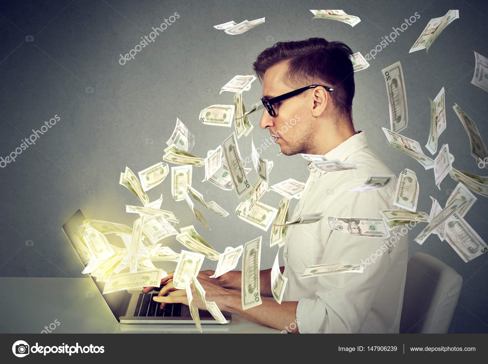 человек с кучей денег. заряжаем богатство. человек с деньгами. поставить кошелек на зарядку. парень с деньгами.