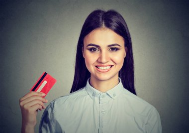 Gösteren kredi kartı tutan mutlu alışveriş kadın 