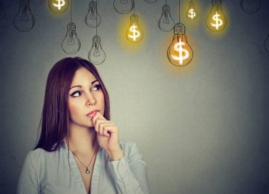 Doları fikir ampulleri başının üstünde bakarak düşünme genç kadın portre 