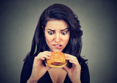 Genç kadın lezzetli hamburger özlem