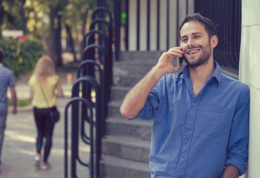 Telefonda konuşan adam. Casual kentsel profesyonel Smartphone mutlu istimal açık 