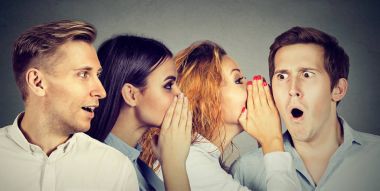 Grup insanlar erkek ve kadınların birbirlerine kulağına fısıldayan