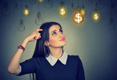 Düşünme genç kadın Doları fikir ampulleri başının üstünde bakarak 