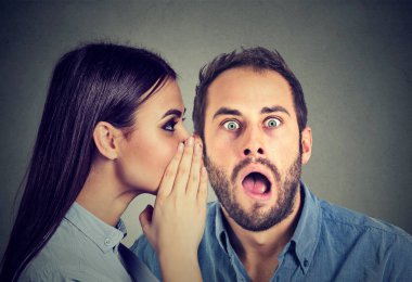 Son dedikodular. Adam dinleme dedikodu kulak hayran 