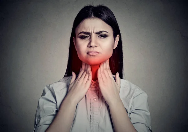 Mujer con dolor de garganta tocando su cuello de color rojo — Foto de Stock