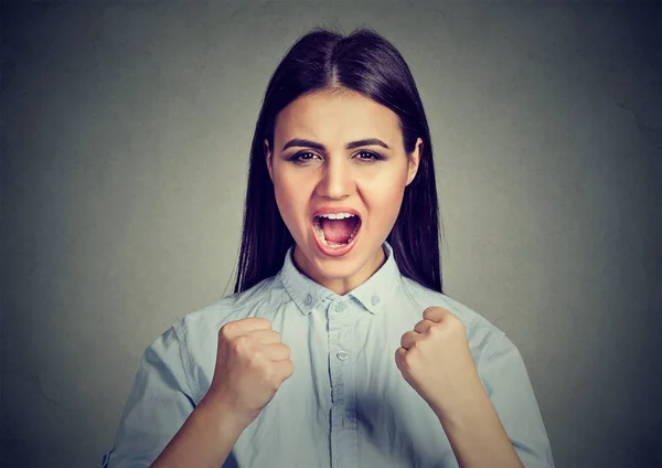 Сердита жінка кричить з кулаками в повітрі — стокове фото