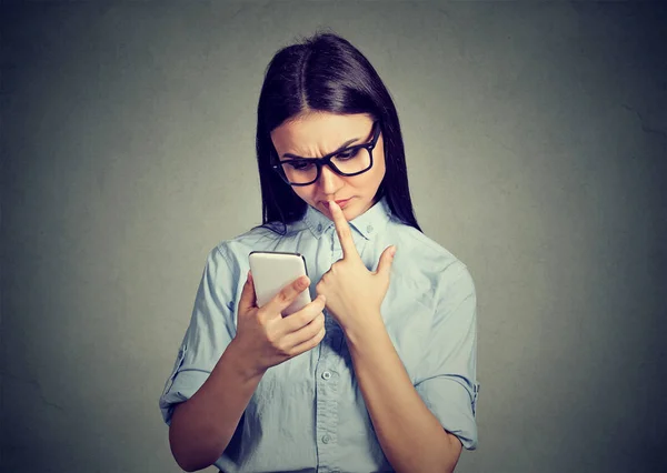 Ragazza perplessa senza indizi che ha problemi con il nuovo smartphone — Foto Stock