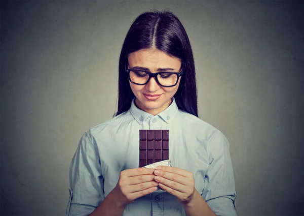 Triste donna stanca di restrizioni di dieta brama dolci barretta di cioccolato — Foto Stock