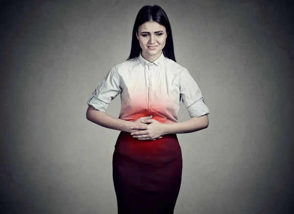 Kobieta z żołądka, mając złe bóle ból w ręce — Zdjęcie stockowe
