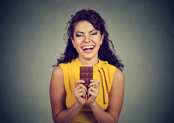 Mulher com chocolate rindo — Fotografia de Stock