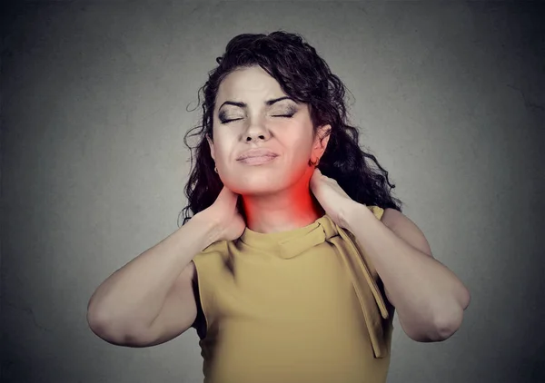 Mujer joven con dolor de cuello — Foto de Stock