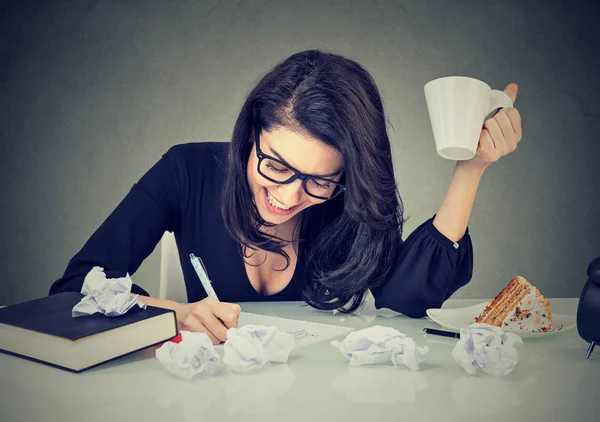 Criativa mulher ocupada trabalhando em sua mesa — Fotografia de Stock