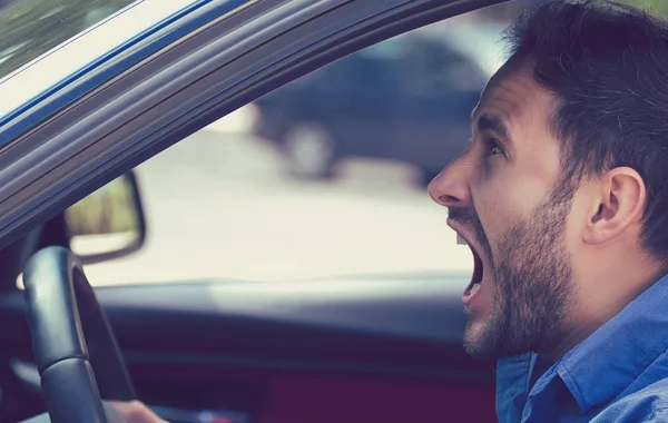 Conductor enojado perfil lateral. Las emociones humanas negativas se enfrentan expressi — Foto de Stock