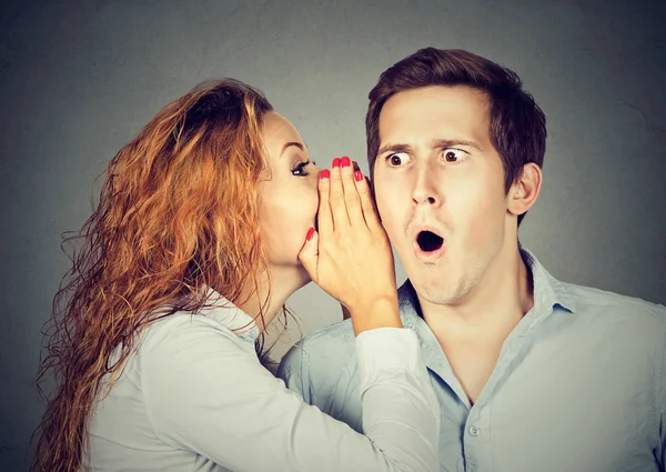 Verbaasd geschokt man gossip in het oor te luisteren — Stockfoto