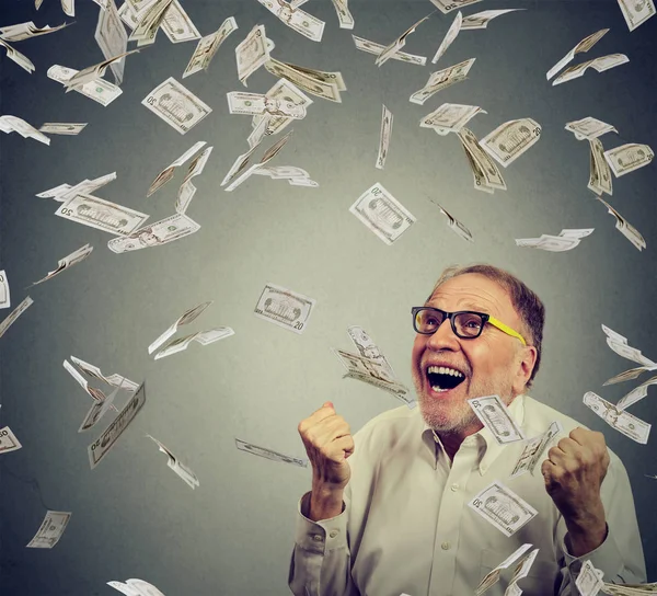 Senior homme pompage poings extatique célèbre le succès crier sous la pluie de l'argent — Photo