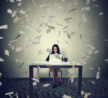 Online iş para kazanmak bina bir dizüstü bilgisayar üzerinde çalışan genç kadın 