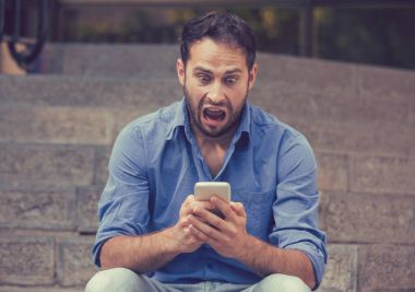 Şok adam kötü haber görmek veya metin mesajý okuma telefon arayan 