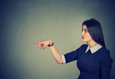 Biri kadın işaret parmağı sıktı 